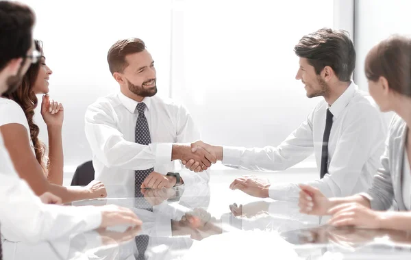 Рукостискання ділових партнерів на робочій зустрічі . — стокове фото