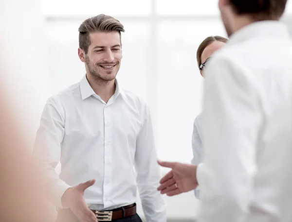 Geschäftspartner reichen sich die Hand — Stockfoto