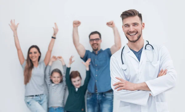 Retrato de un médico de familia en el fondo de sus pacientes felices —  Fotos de Stock