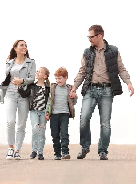 Parents with their children walking along together — Stock Photo, Image