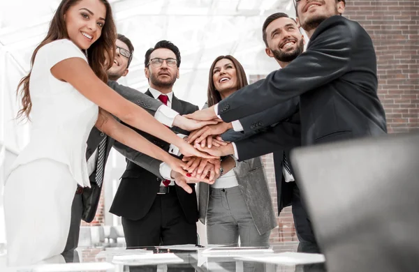 Feliz equipo de negocios uniendo sus manos — Foto de Stock