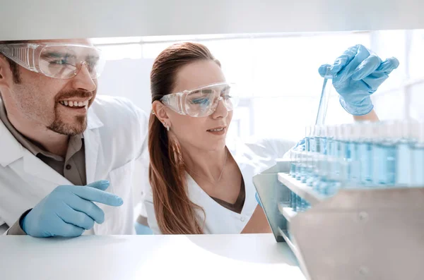 Dos científicos haciendo pruebas en el laboratorio . — Foto de Stock