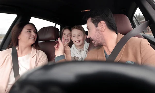 Lyckliga familjeresor med bil — Stockfoto
