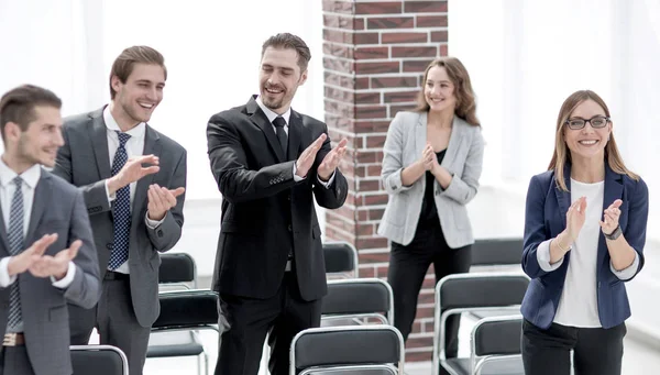 El equipo aplaude al ganador de la conferencia — Foto de Stock