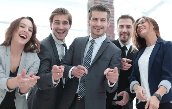 Un grupo de gente de negocios de pie y señalándote — Foto de Stock