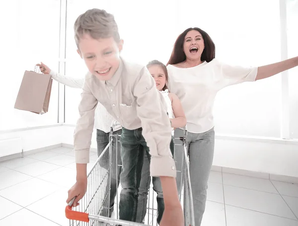 Familia feliz en un apuro para ir de compras — Foto de Stock