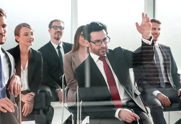 Empresário levantando a mão — Fotografia de Stock