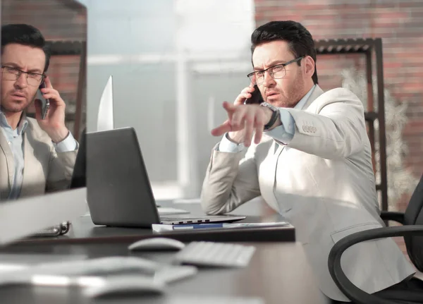 Empresário falando em um telefone celular — Fotografia de Stock