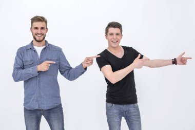 Genç insanlar her elinde parmakla duruyor