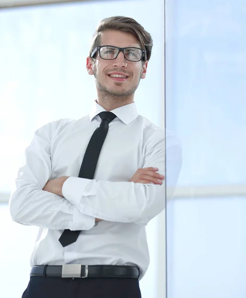 Nära up.confident affärsman står nära fönstret office — Stockfoto