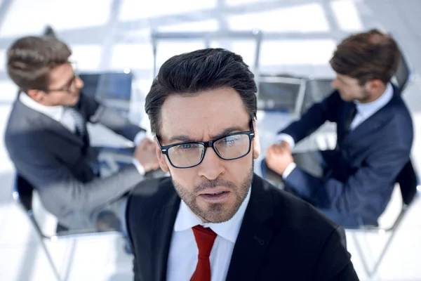 Уверенный бизнесмен на фоне офиса — стоковое фото