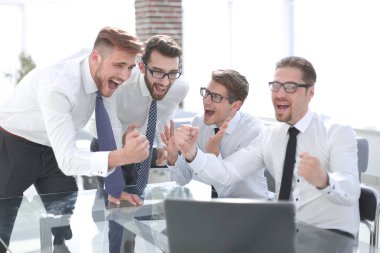 Çalışanlar yeni bir iş projesi için fikirleri tartıştılar