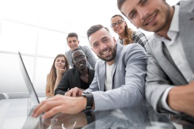 Mutlu çok etnik gruptan oluşan yaratıcı bin yıllık online sonuç veya büyüme tarafından heyecan gülümseyen