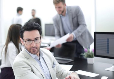 Ofis masasında oturan iş adamı.