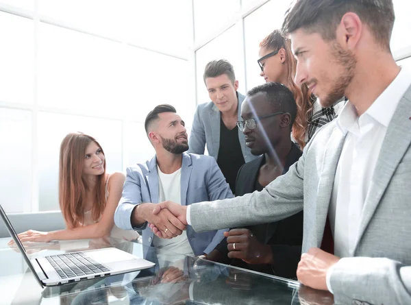 Me alegro por ti. Grupo de personas alegres que trabajan en la oficina — Foto de Stock