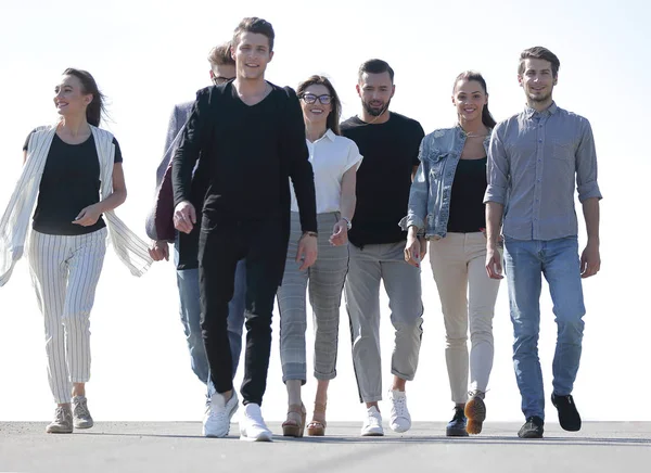 Grupo de jóvenes caminando por la calle — Foto de Stock