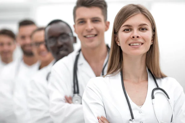 Equipe de médicos mostrando o dedo na câmera — Fotografia de Stock