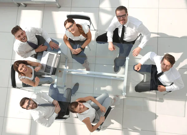 Top view.business team op kantoor bureau zitten en kijken naar de camera — Stockfoto