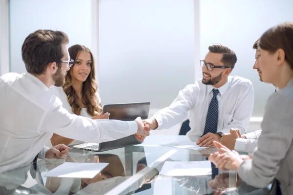 Reunião de parceiros de negócios no Desk — Fotografia de Stock