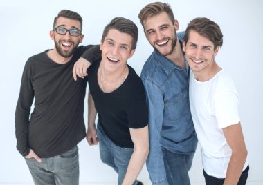 En iyi manzara... bir grup mutlu genç adam kameraya bakıyor.