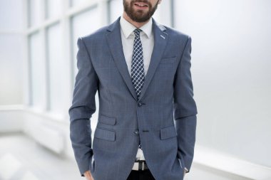 ofiste ayakta up.handsome işadamı kapatmak