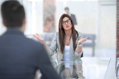 istemciye contrac şartlarını açıklayan iş kadını