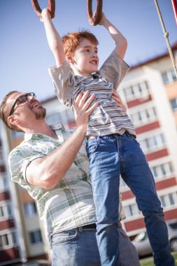 Baba oğlu bar yetişmek için öğretir.