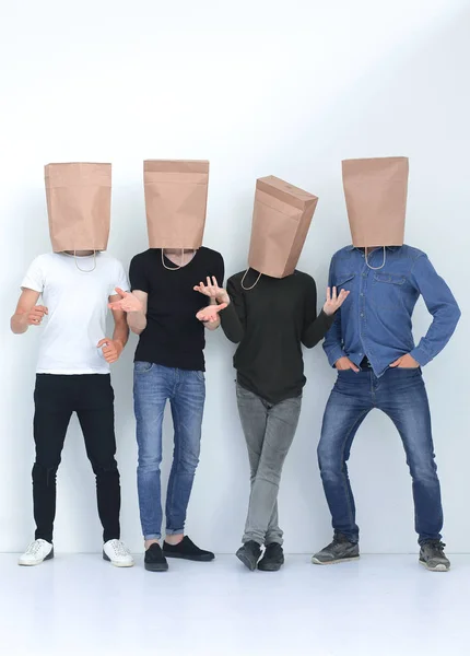 Группа молодых людей с бумажными пакетами на голове — стоковое фото