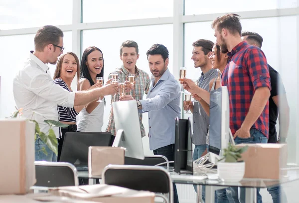 Business team verhogen wijnglazen terwijl je op kantoor — Stockfoto