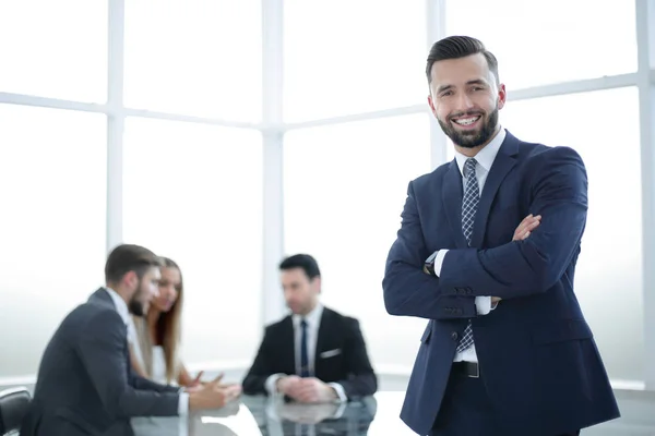 Hombre de negocios exitoso de pie en una oficina brillante — Foto de Stock