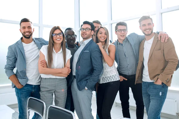 Retrato de un equipo de negocios profesional de pie en una oficina moderna — Foto de Stock