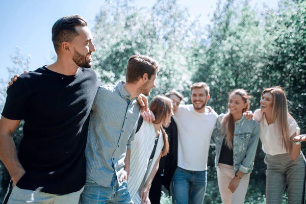 Freundliches Team junger Leute vor dem Hintergrund des Stadtparks. — Stockfoto