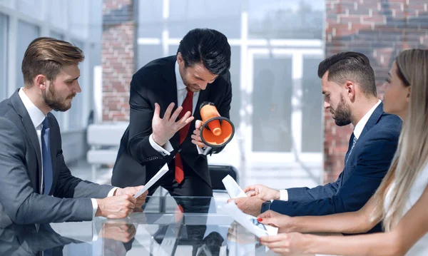 Zakenman in gesprek met het business team via een megafoon — Stockfoto