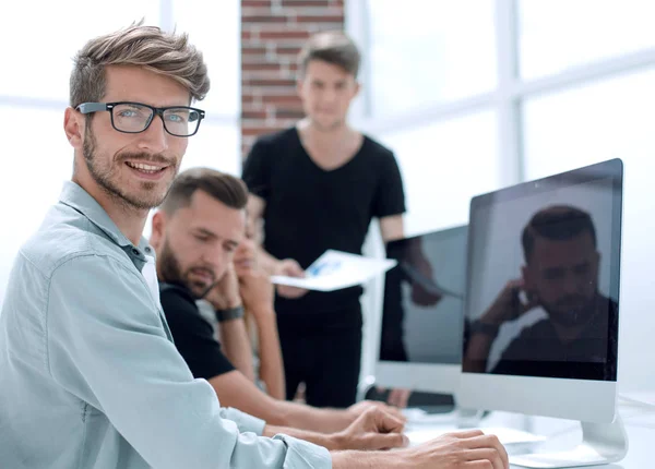 Grupo multiétnico de empresários felizes trabalhando juntos — Fotografia de Stock