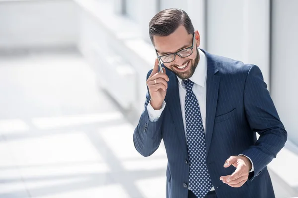 Gerente hablando con el cliente en el móvil — Foto de Stock