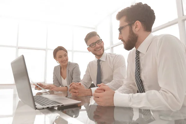 Affärsmän som arbetar i konferensrum — Stockfoto