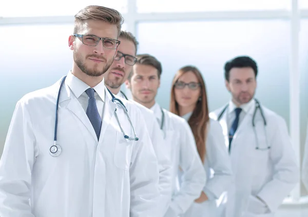 Squadra di medici in piedi nel corridoio dell'ospedale — Foto Stock