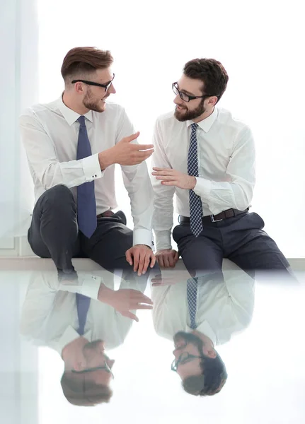 Colegas de negocios hablan en una oficina vacía — Foto de Stock