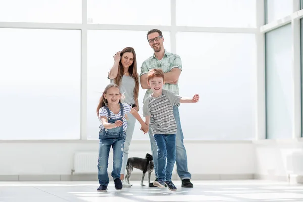 Broer en zus met plezier in het nieuwe ruime appartement — Stockfoto