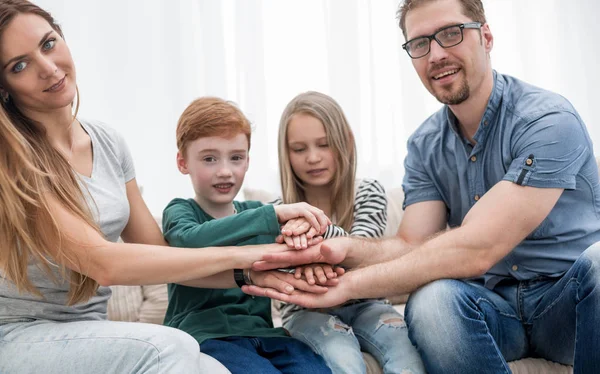 Ouders en hun kinderen maken een toren uit hun handen — Stockfoto