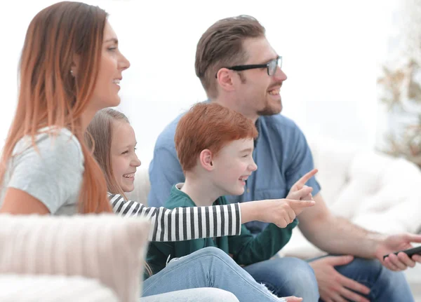 Fecha. a família assiste seu programa favorito na TV — Fotografia de Stock