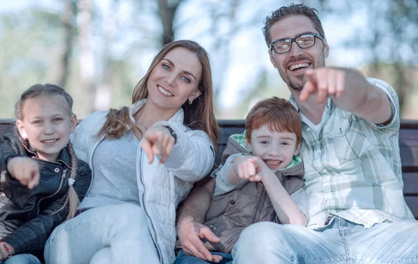 Close up. Glückliche Familie zeigt auf dich — Stockfoto