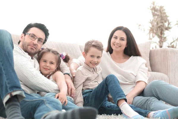 Šťastná rodina spočívá v obývacím pokoji na volný večer — Stock fotografie