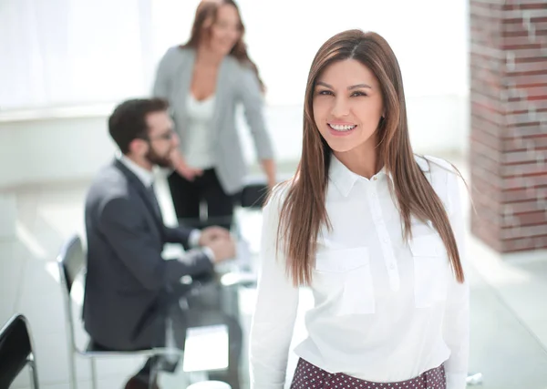 Mujer de negocios segura en la oficina moderna —  Fotos de Stock