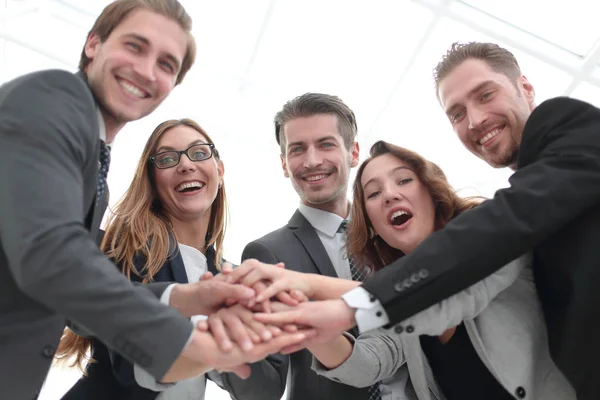 Счастливый бизнес-команда празднует победу в офисе — стоковое фото