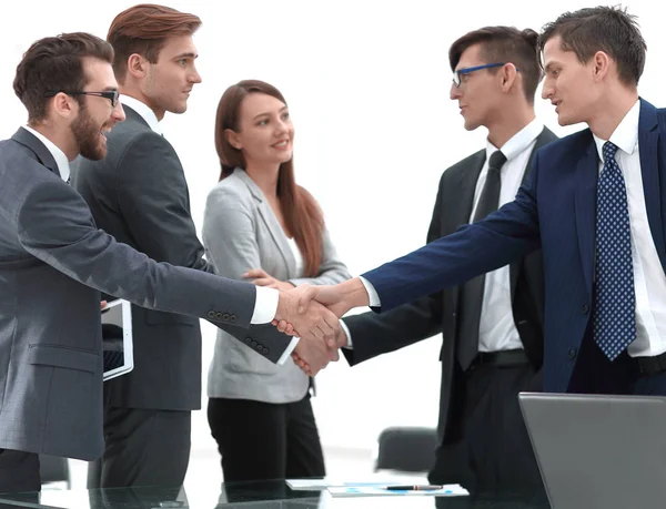 Líderes de equipes de negócios apertam as mãos — Fotografia de Stock