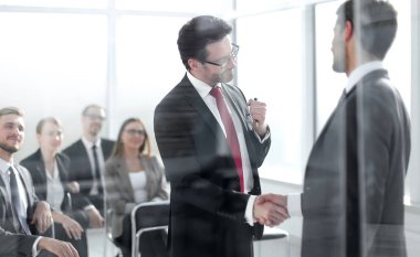 Konferans odasında el sıkışma iş ortakları toplantısı