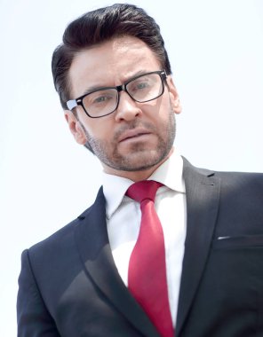 Kendine güvenen bir iş adamının portresi.