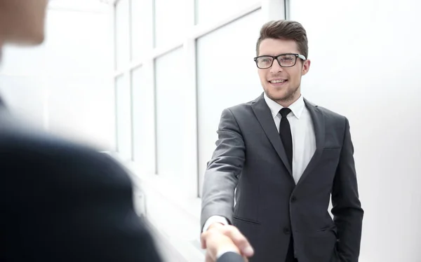 Manager begrüßt den Kunden mit Handschlag. — Stockfoto