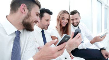 up.business ekibi onların akıllı telefonlar kullanılarak kapatın